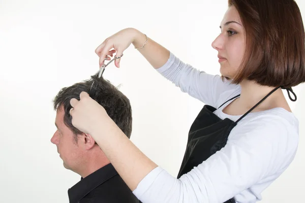 Mannen haar snijden schaar in een schoonheidssalon — Stockfoto