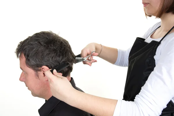 Nahaufnahme weibliche Friseurin Schneiden der Haare des Mannes Client. — Stockfoto