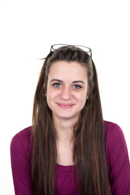 Genç kadın kameraya bakıyor ve gülümsüyor., 