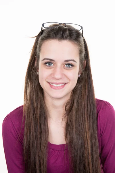 Mujer joven y bonita mirando a la cámara y sonriendo, aislada sobre un fondo blanco — Foto de Stock