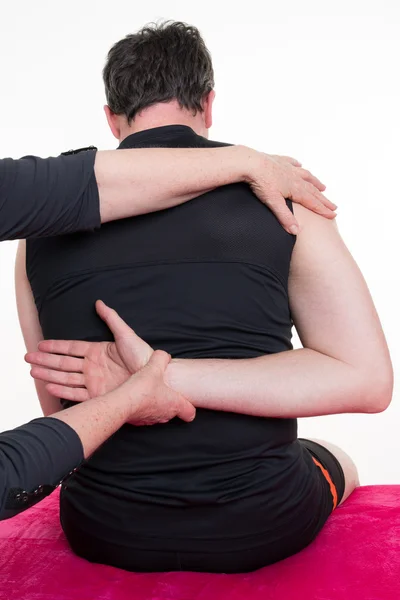 Fisioterapeuta fazendo massagem nas costas em consultório médico — Fotografia de Stock