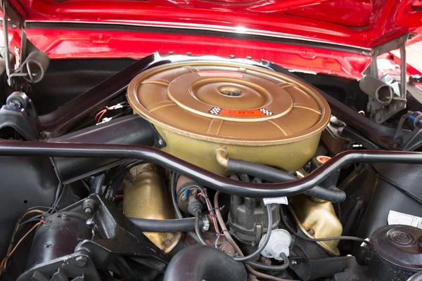 O poderoso motor de um velho carro vintage — Fotografia de Stock