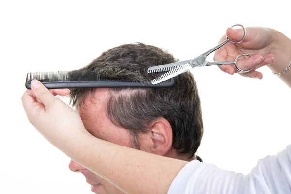 Cabeleireiros masculinos; barbeiros. Barbeiro corta o cabelo do cliente — Fotografia de Stock