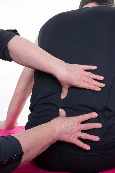 Fisioterapista femminile che fa massaggio alla schiena in studio medico — Foto Stock