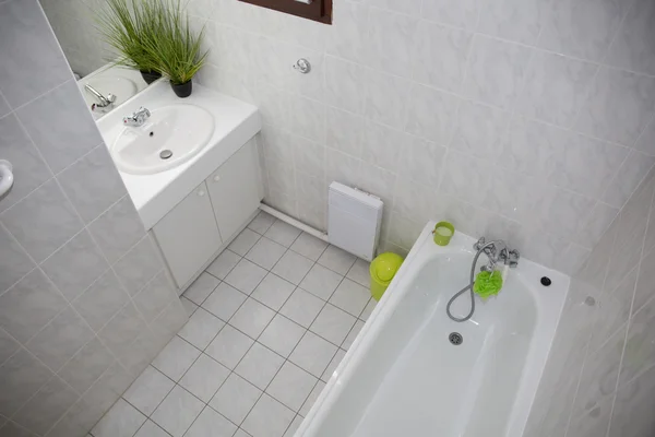 Güzel beyaz iç parlak banyoda banyo — Stok fotoğraf