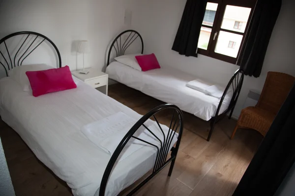 Две односпальные кровати в уютной спальне в светлом доме — стоковое фото