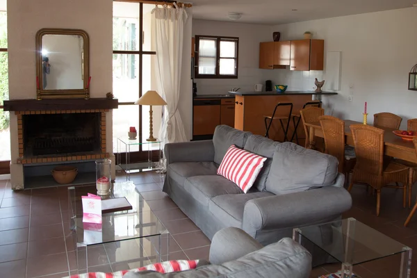 Bekvämt vardagsrum med soffa i ett hus — Stockfoto