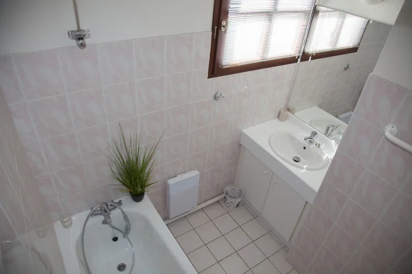 Bright space -White washroom interior in a modern house — Stock Photo, Image