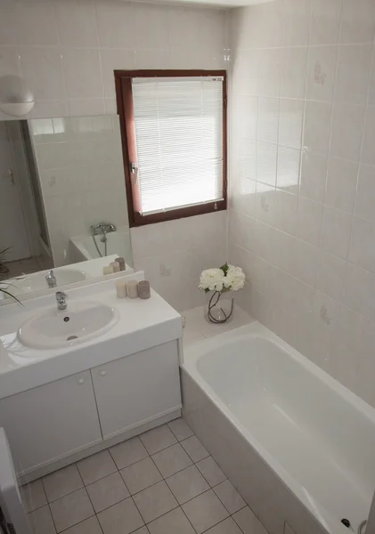 Белый эксклюзивный декор туалетной комнаты в новом доме — стоковое фото