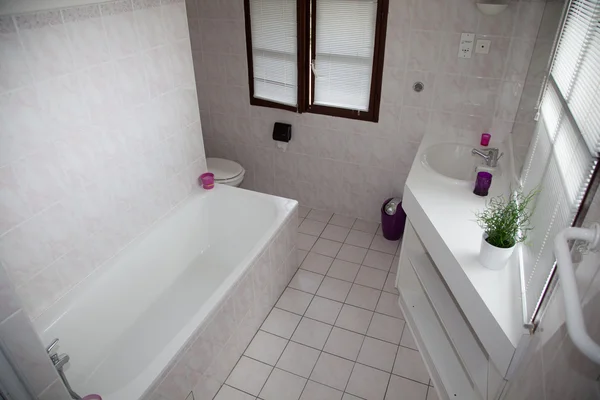 Casa de banho branca interior em uma casa moderna — Fotografia de Stock