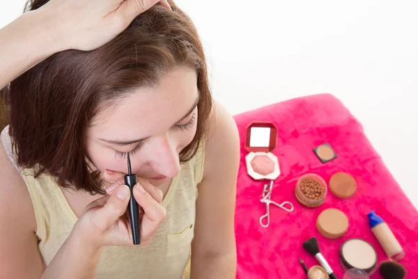 Make-up artist tillämpa flytande eyeliner med pensel, närbild — Stockfoto