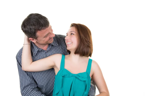 Gelukkige paar kijken naar elkaar, glimlachend en knuffelen — Stockfoto