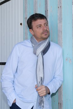 Ayakta ve düşünme portre yakışıklı erkek ol kapatın