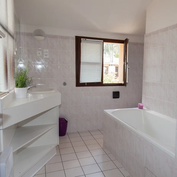 Güzel dekore edilmiş modern tuvalet, banyo, — Stok fotoğraf