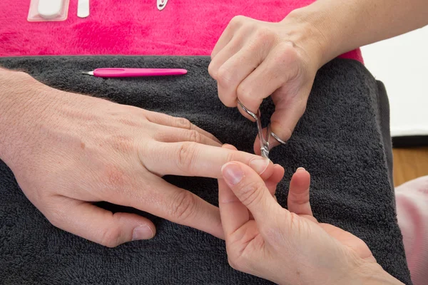 Man in nagel salon ontvangen een manicure door een schoonheidsspecialiste — Stockfoto