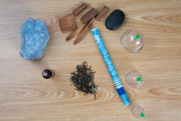 Agulhas de acupuntura, paus de moxa, óleo macerado, ervas TCM — Fotografia de Stock