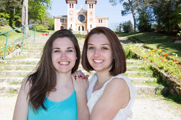 Duas meninas alegres irmã ou amigo posando em férias — Fotografia de Stock