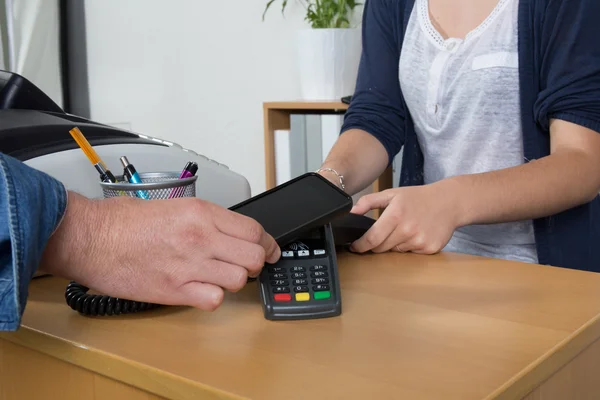 Homme payant avec la technologie NFC sur carte de crédit avec téléphone, restaurant, magasin , — Photo