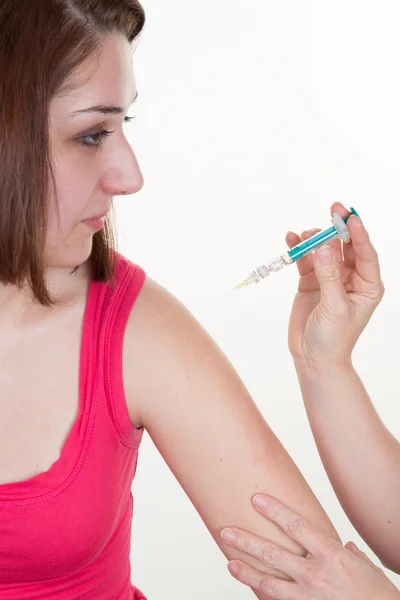 Doctora haciendo vacuna a su paciente en el brazo — Foto de Stock