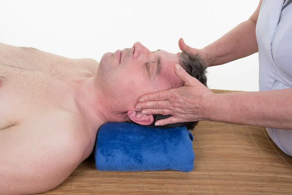 Mężczyzna odbiera masaż głowy w Wydział medyczny — Zdjęcie stockowe