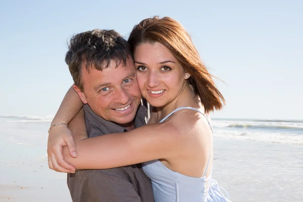 Couple embracing on the beach on a sunny day — Stock Photo, Image