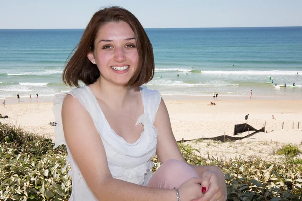 Frau draußen am Meer lächelt — Stockfoto