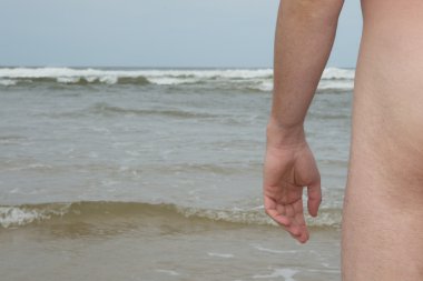 Adam çıplaklar plajında masmavi gökyüzü altında