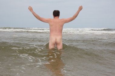 Plajda su, çıplak adam çıplaklar
