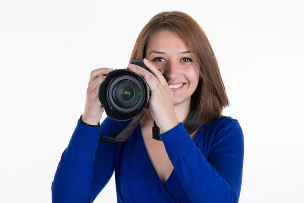 Vrouwelijke fotograaf schieten u geïsoleerd op wit — Stockfoto