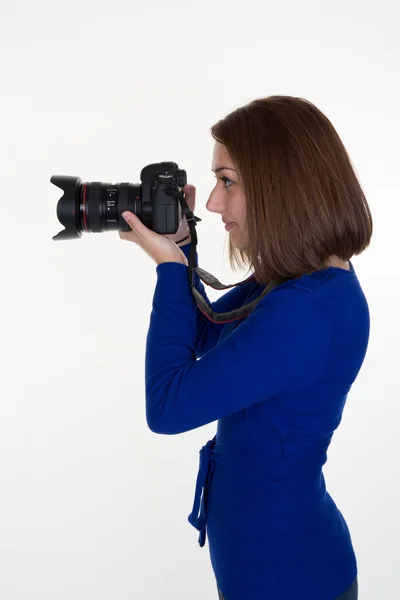 Профиль женщины-фотографа, стреляющей в кого-то — стоковое фото