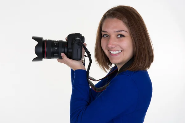 Lachende vrouwelijke fotograaf schieten geïsoleerde op wit — Stockfoto