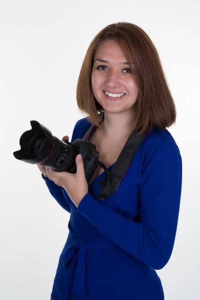Professionele vrouwelijke fotograaf een camera en glimlachen — Stockfoto