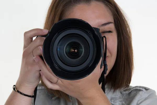 Portret van een fotograaf die betrekking hebben op haar gezicht met de camera — Stockfoto