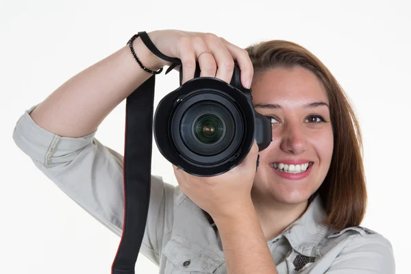 Ung kaukasisk kvinna med professionell kamera i handen — Stockfoto