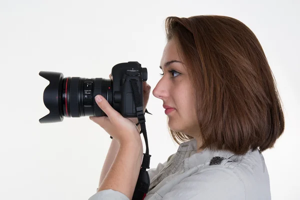 Jonge Kaukasische vrouw met professionele camera in haar hand — Stockfoto