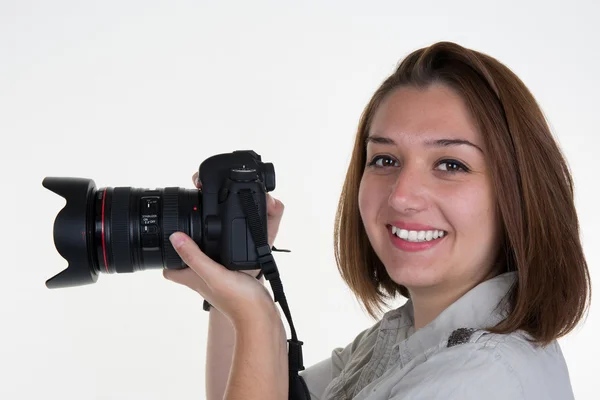 Jonge Kaukasische vrouw met professionele camera in haar hand — Stockfoto