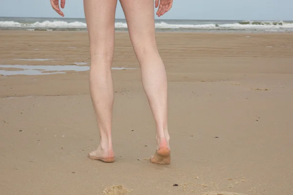 Nu Pernas de um homem naturista na praia — Fotografia de Stock