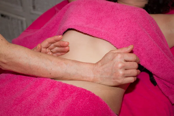 Close up van een masseuse handen masseren vrouwelijke rug. — Stockfoto