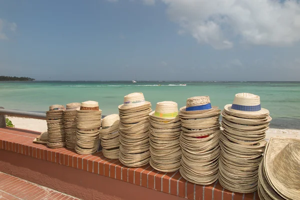 Σωρός από πολύχρωμα γυναίκες καπέλα πάγκους ενάντια στη θάλασσα — Φωτογραφία Αρχείου