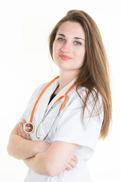Женщина-врач, стоящая со скрещенными руками и улыбающаяся — стоковое фото