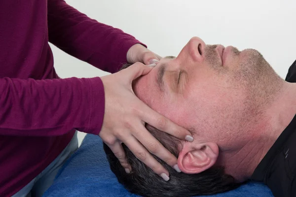 Žena, která dělá obličeje a hlavy masáž v centru zdraví — Stock fotografie