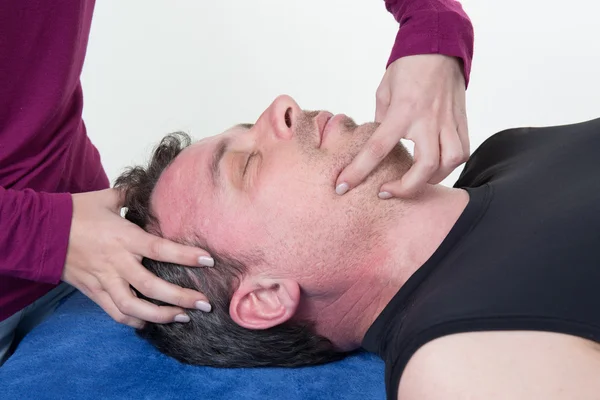 Bij wellness center man ontvangen hoofd massage — Stockfoto