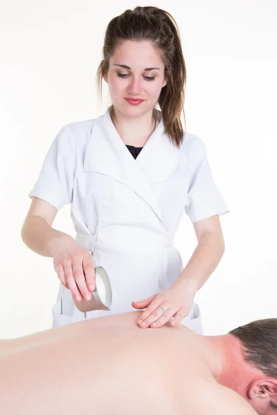 Uomo ottenere massaggio spa con candela da massaggio — Foto Stock