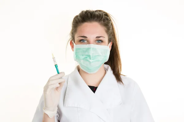 Arzt oder Krankenschwester in Mundschutz und Laborkittel mit Spritze. isoliert über weiß. — Stockfoto