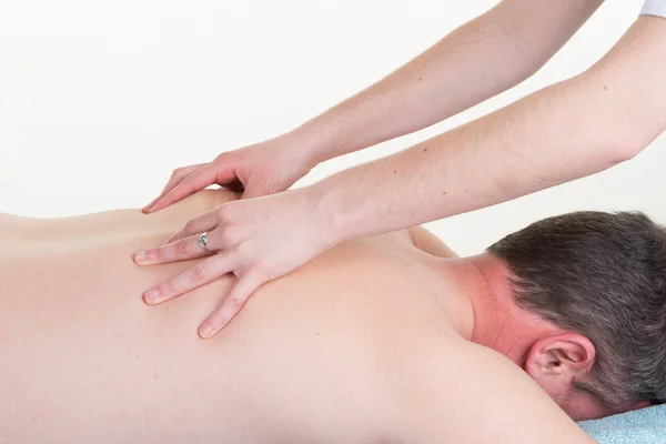 Pohledný muž přijímá masáž zad v centru — Stock fotografie