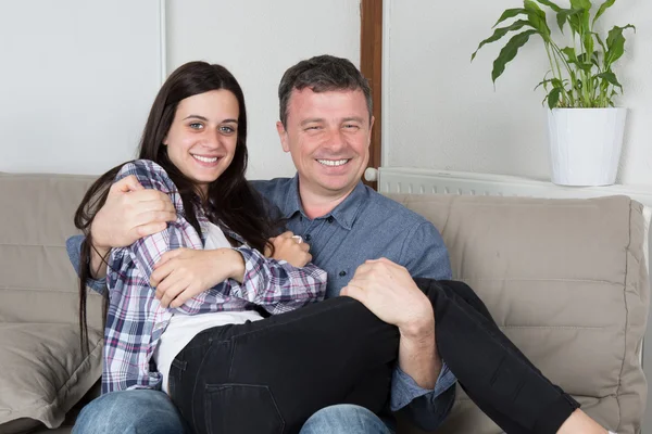 Батько і доросла дочка розважаються на дивані — стокове фото