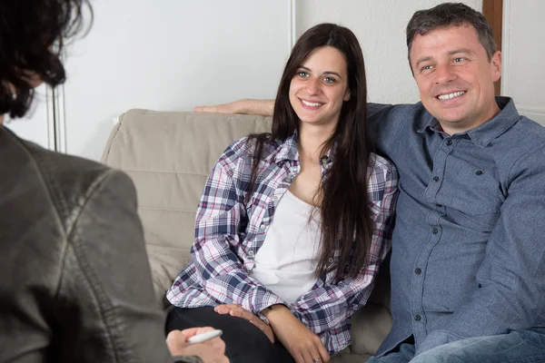 Futuro proprietários casal conhecer um agente imobiliário em casa — Fotografia de Stock