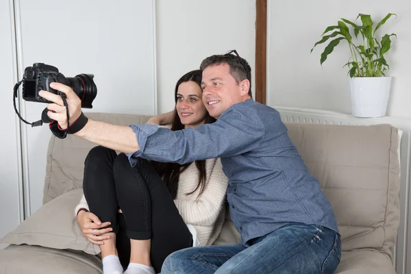 Hombre divirtiéndose con su hija adulta tomando foto selfie —  Fotos de Stock