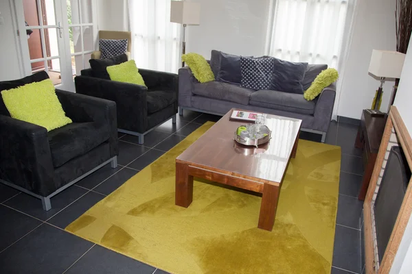 Diseño moderno de la sala de estar con sofá gris y mesa — Foto de Stock