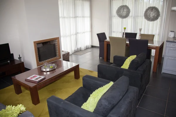 Diseño moderno de sala de estar con sofá y mesa —  Fotos de Stock